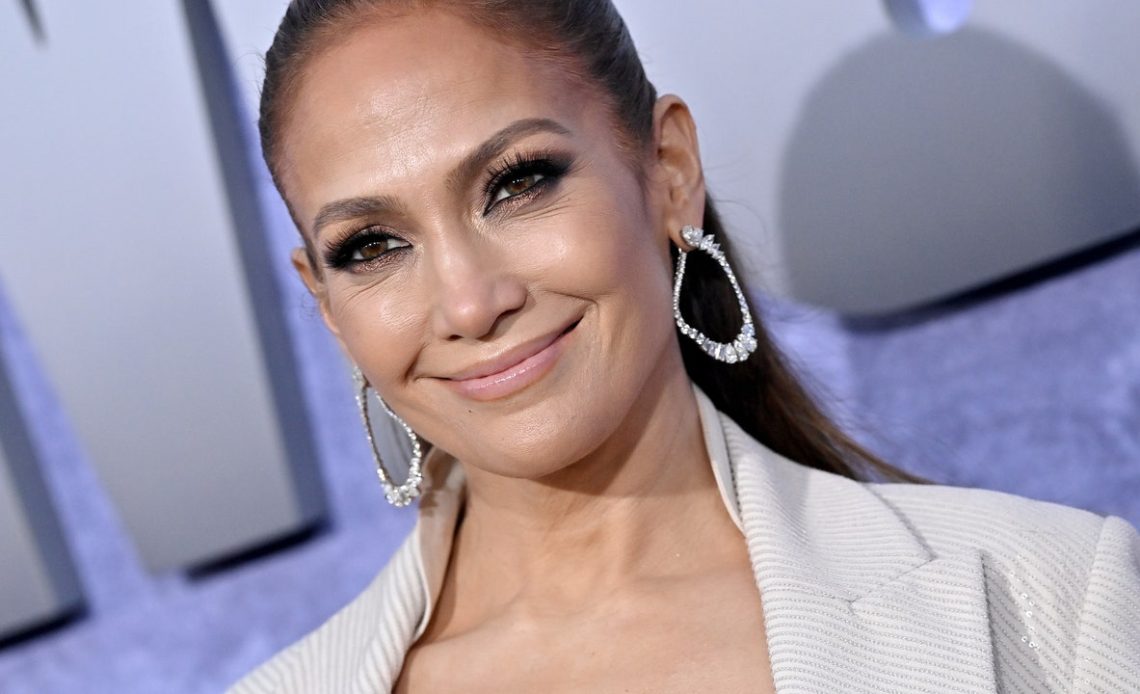 Jennifer Lopez maksi eteğini uyumlu bir sütyenle güncelledi.