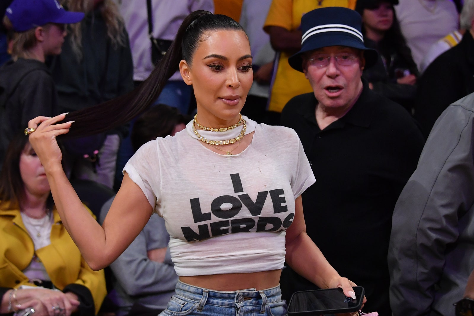 Kim Kardashian Yırtık Kot T-Shirt NBA Playoff Maçı