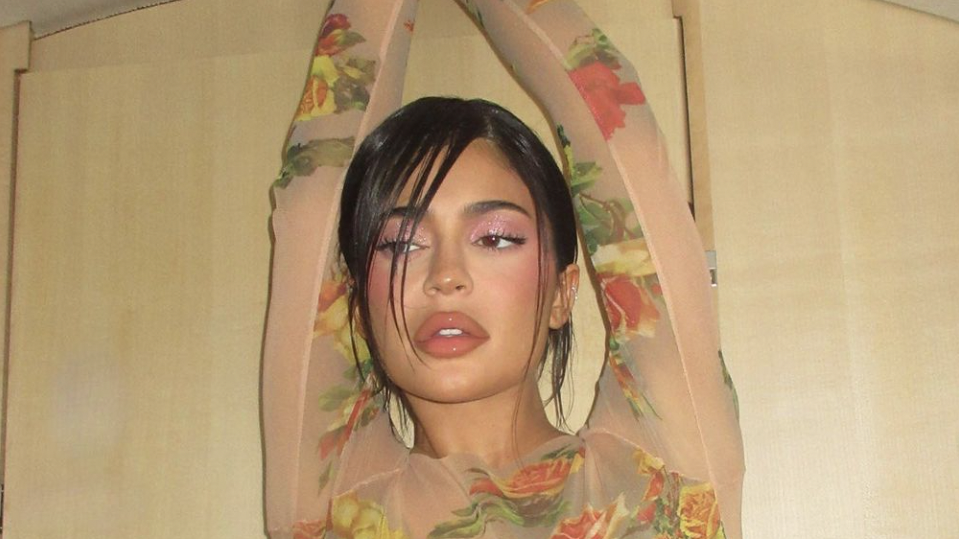 Kylie Jenner, tamamen şeffaf bir Jean Paul Gautier elbisesini açık bir kemerle eşleştirdi.