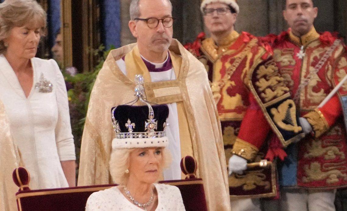 Kraliçe Camilla'nın zarif taç giyme töreni elbisesinin arkasındaki modacı Bruce Oldfield, Temmuz sayısında kraliyet moda tarihindeki başrolü hakkında konuşuyor.