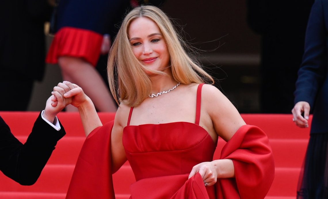 Jennifer Lawrence'ın Cannes parmak arası terlikleri 'siyasi bir açıklama' değildi