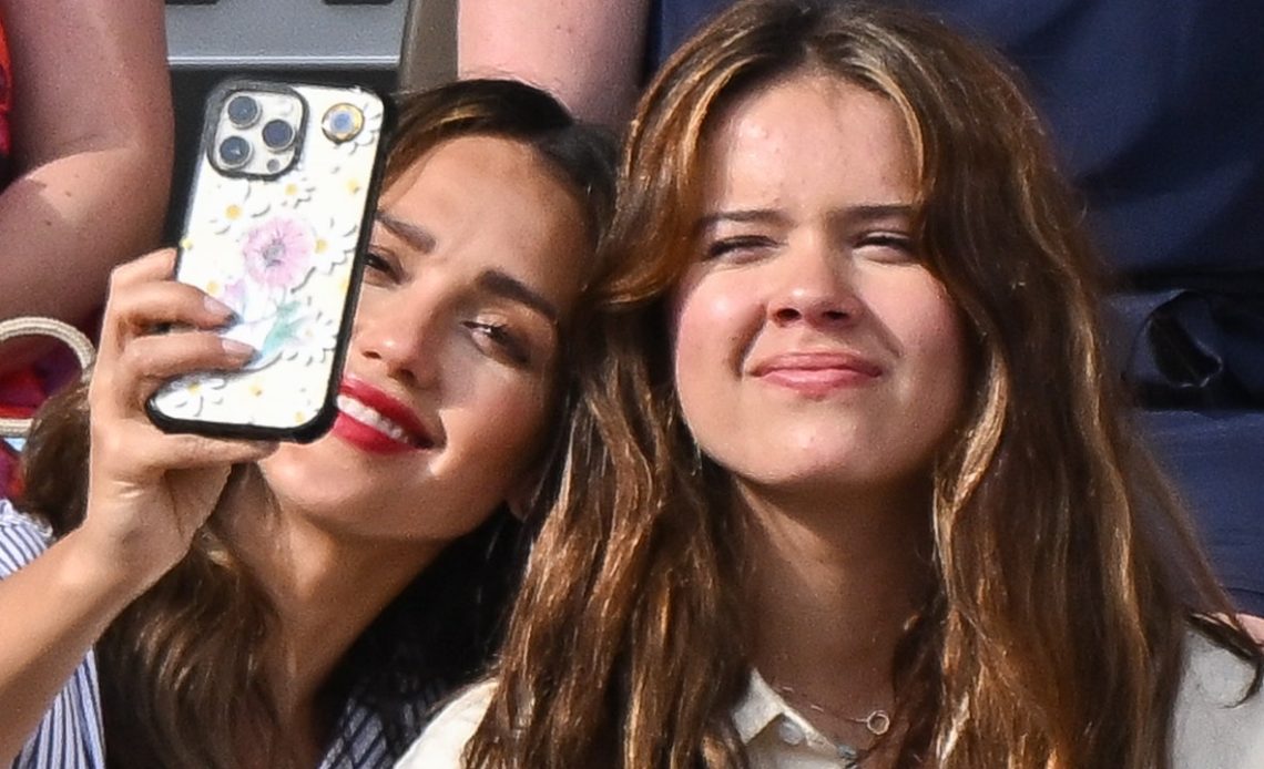 Jessica Alba ve 15 yaşındaki kızı, ender kırmızı halı fotoğraflarında ikiz gibi görünüyordu.