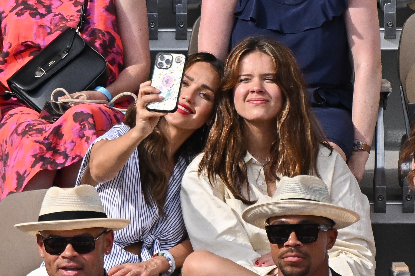 PARİS FRANSA 10 HAZİRAN Jessica Alba ve Honor Marie Warren, 10 Haziran 2023'te Roland Garros'ta Fransa Açık 2023'e katılıyor...