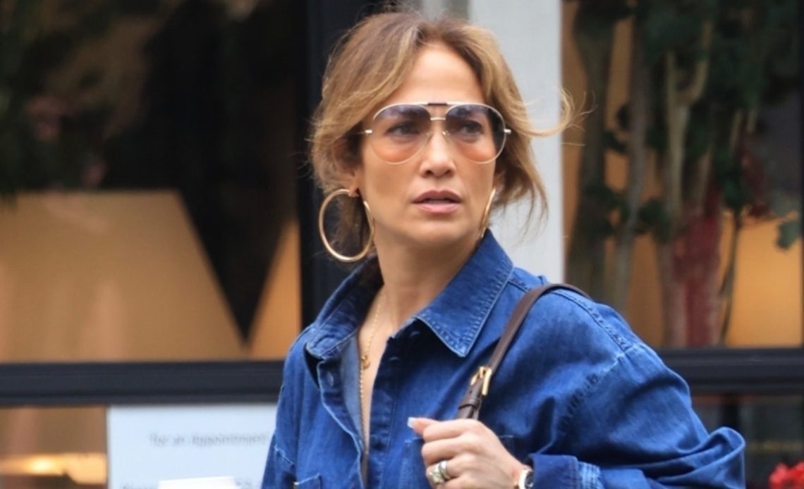 Jennifer Lopez, poposunu ortaya çıkaran yırtmaçlı mamut bir kot elbise giymişti.