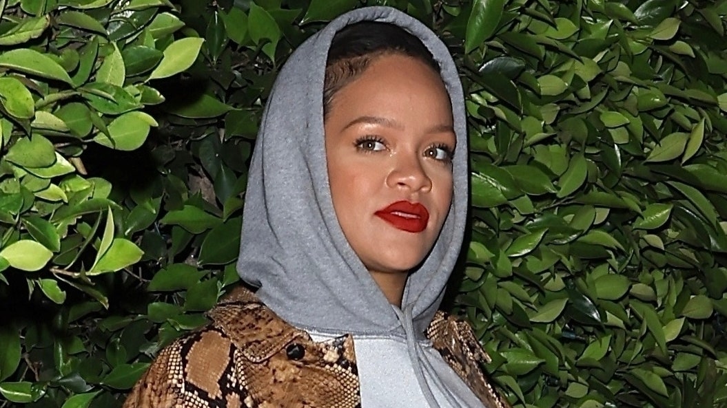 Rihanna, randevu gecesi elbisesi olarak büyük boy bir kapüşonlu giymişti ve kesinlikle işe yaradı.