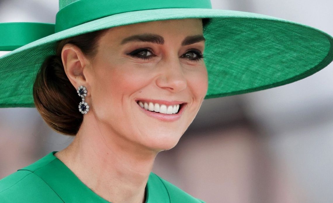 Kate Middleton parlak yeşil Trooping-the-Color takımı için beklenmedik bir tasarımcıya yöneldi.
