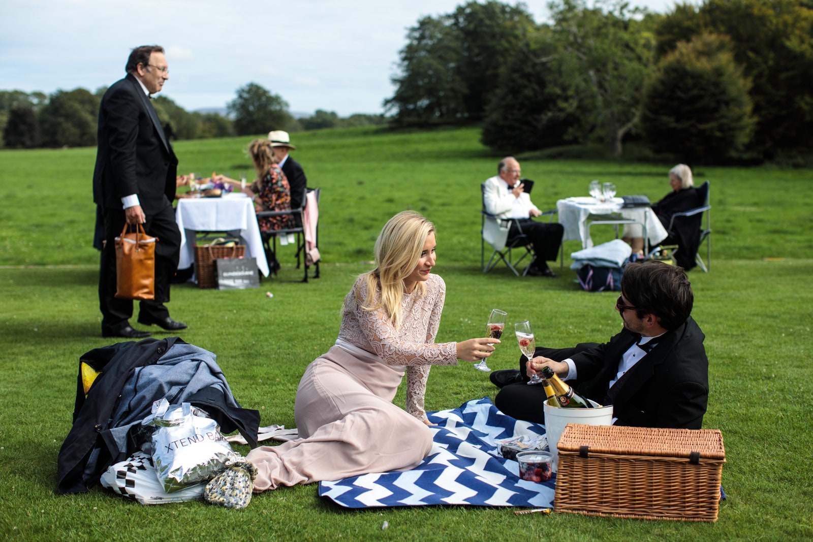 Glyndebourne konukları, malikanenin bahçesinde şampanya pikniklerinin tadını çıkarıyor