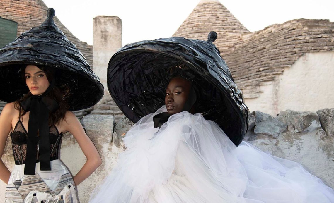Çarpıcı trulli: Dolce & Gabbana, en son Alta Moda koleksiyonu için Puglia'ya bir çöküş dokunuşu getiriyor
