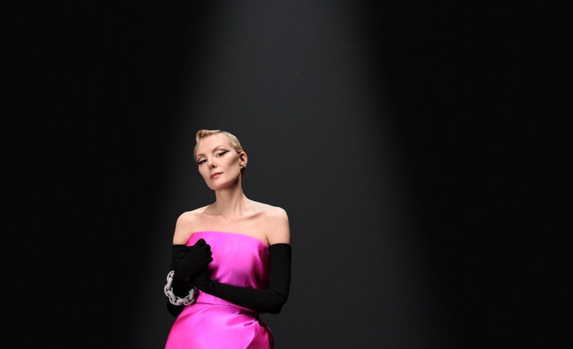 Cesur, cüretkar, güzel: Balenciaga, Grace Kelly'ye yakışır bir Paris Couture Week defilesinde klasik zarafetle ultra modern ihtişamı birleştiriyor