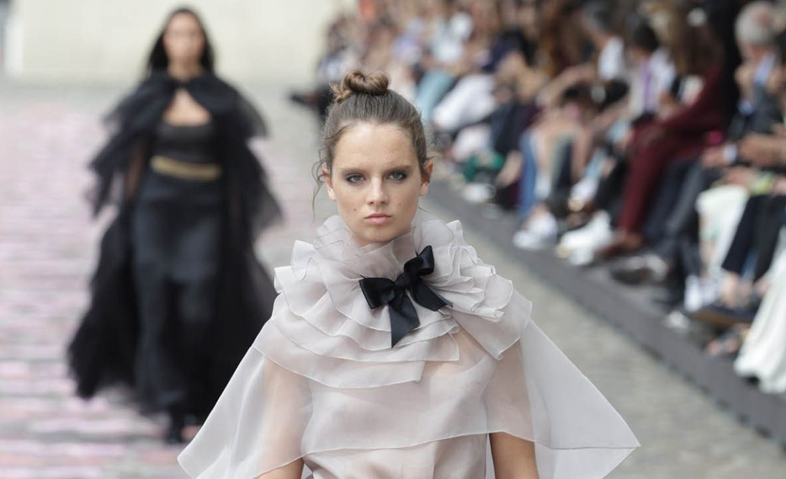 Chanel, Paris Couture Haftası'nda havalı Fransız kızları için en iyi gardırobu sunuyor