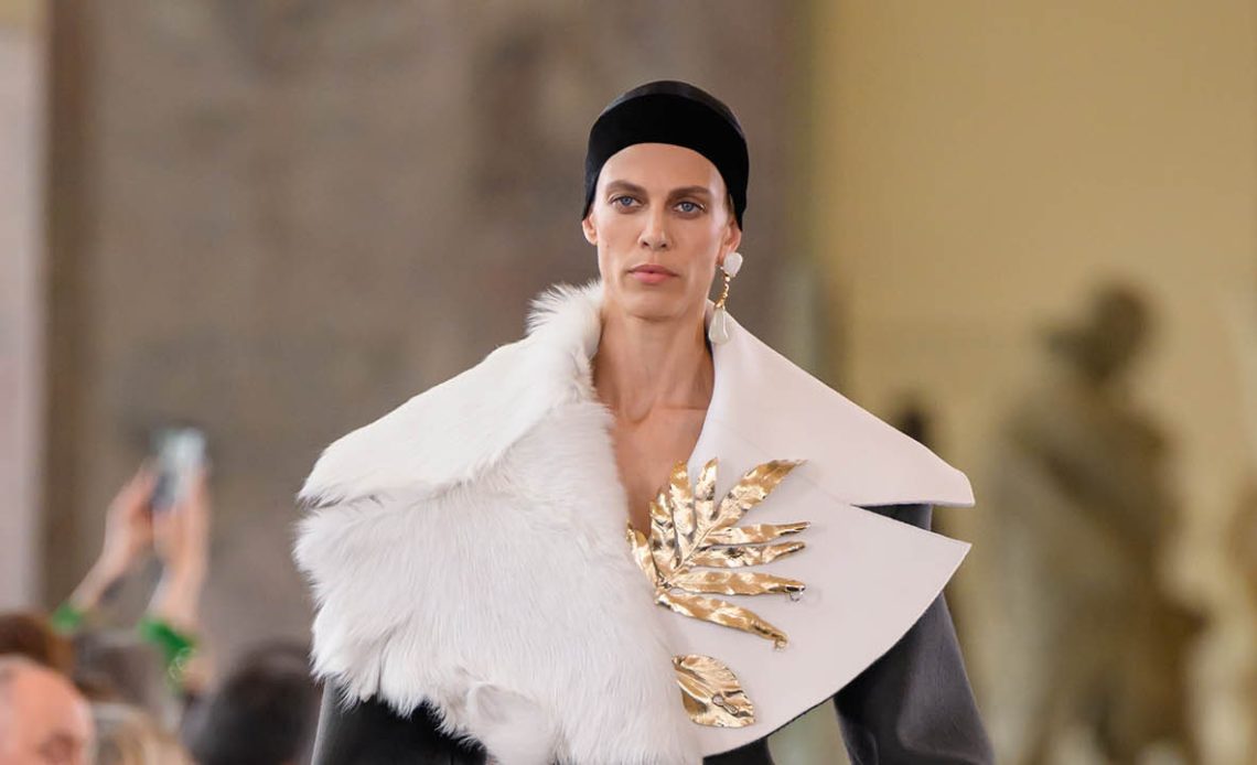 Schiaparelli, Paris Couture Haftası'nı sanat dünyasının büyüklerine saygı duruşunda bulunan çarpıcı bir koleksiyonla açıyor