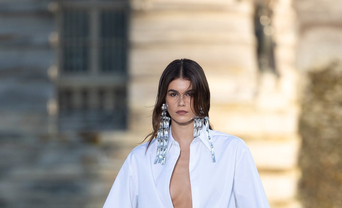 Kaleye Kaçış: Valentino, Paris Moda Haftası'nda rafine zenginlikte bir ustalık sınıfı sunuyor