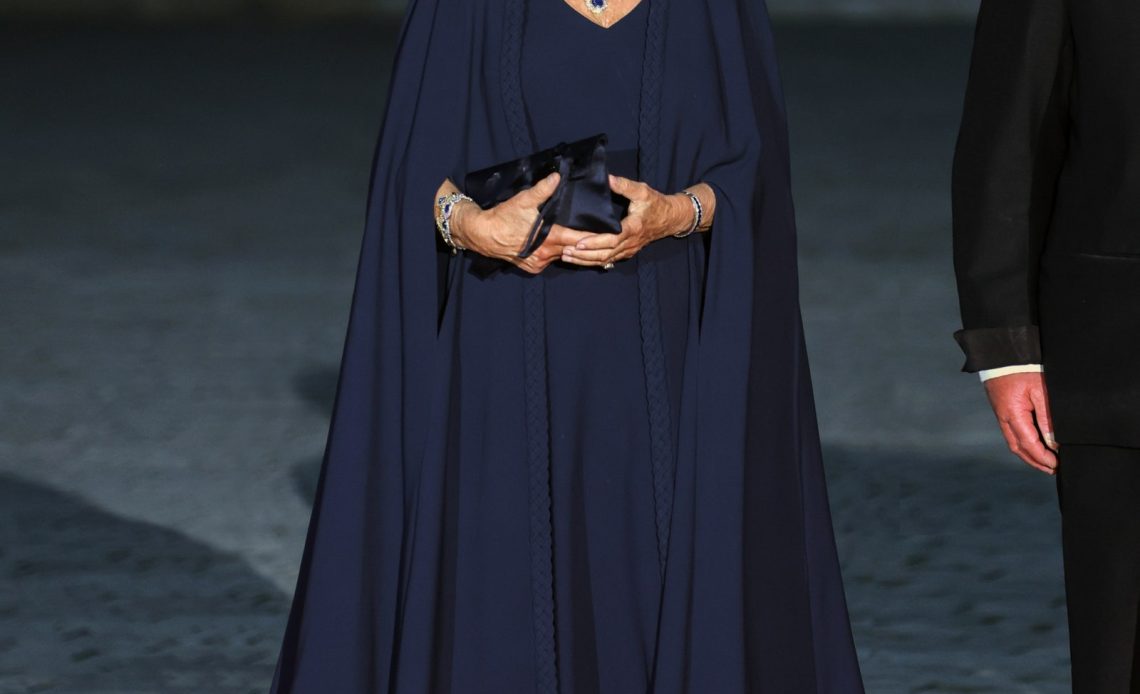 Dior nihai kraliyet tasarımcısı mı?  Kraliçe Camilla Versailles'da couture için dava açıyor