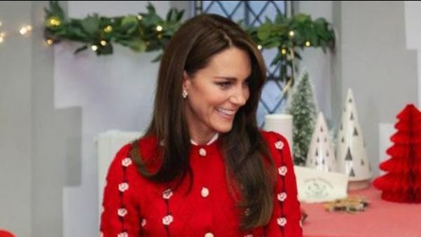 Kate Middleton rahat bir kırmızı hırkayla başka bir uyumu tercih ediyor