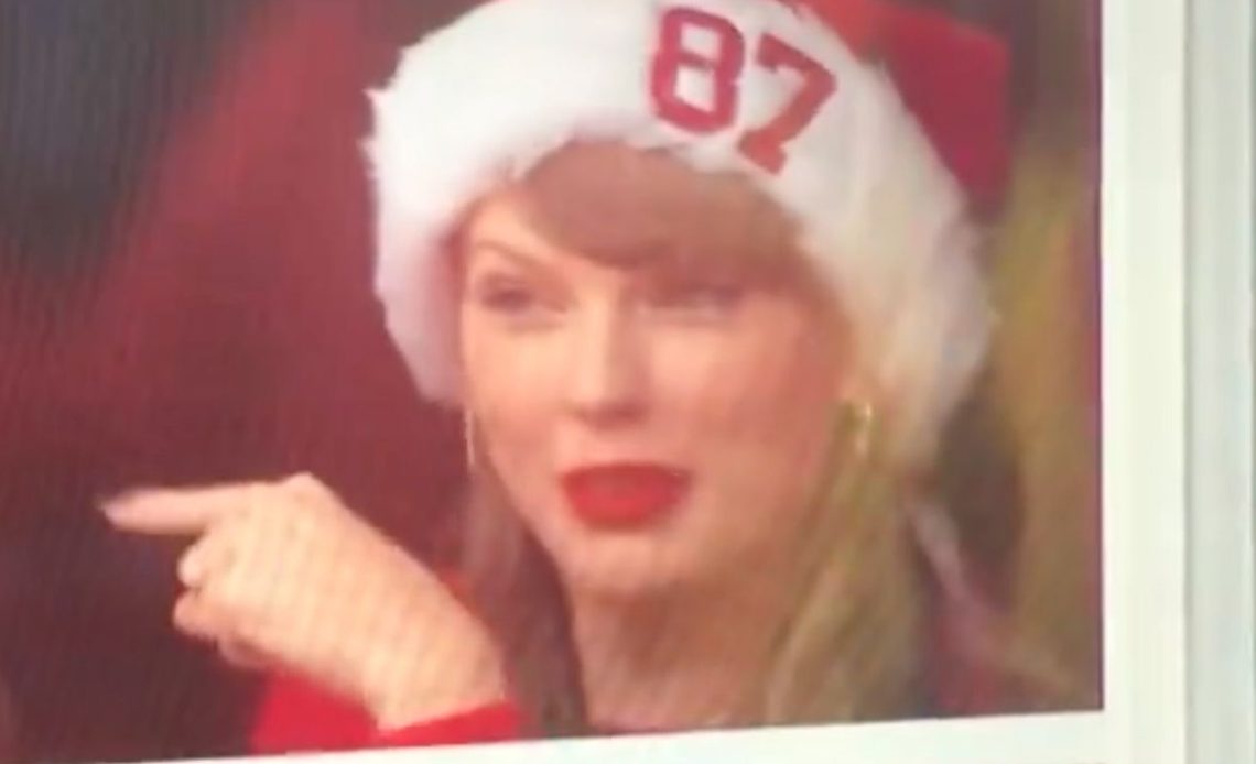 Taylor Swift, Travis Kelce'yi "İtibar, ama onu Noel tarzı yap" ifadesiyle alkışlıyor