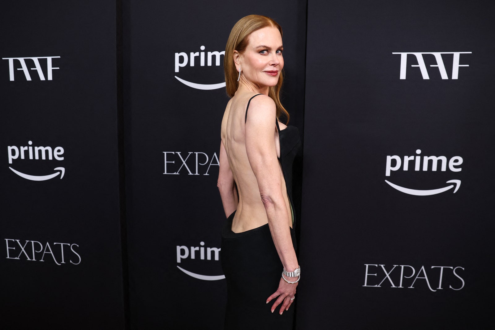 Nicole Kidman, skandal derecede yüksek yırtmaçlı seksi bir elbiseyle YouKnowWhat'a hizmet ediyor