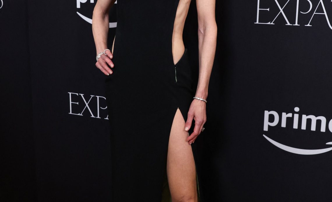 Nicole Kidman, skandal derecede yüksek yırtmaçlı seksi bir elbiseyle "ne olduğunu biliyor musun" diye hizmet ediyor