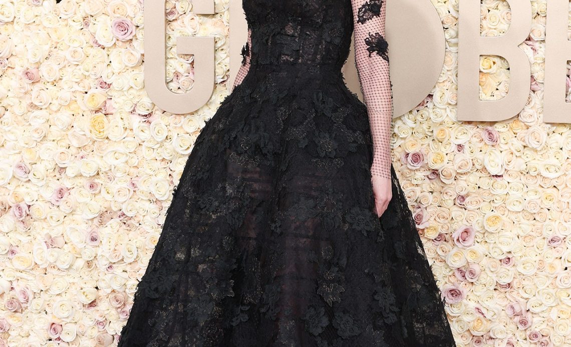 Saltburn sireni Rosamund Pike, Altın Küre 2024'te avant-glamour Isabella Blow'u kırbaçlıyor