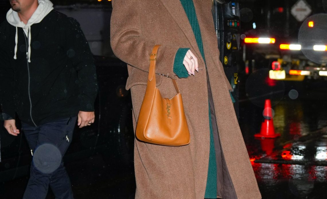 Taylor Swift'in yeşil kazaklı elbisesi ve kahverengi ceket kombinasyonu bana giderek daha çok bağırıyor