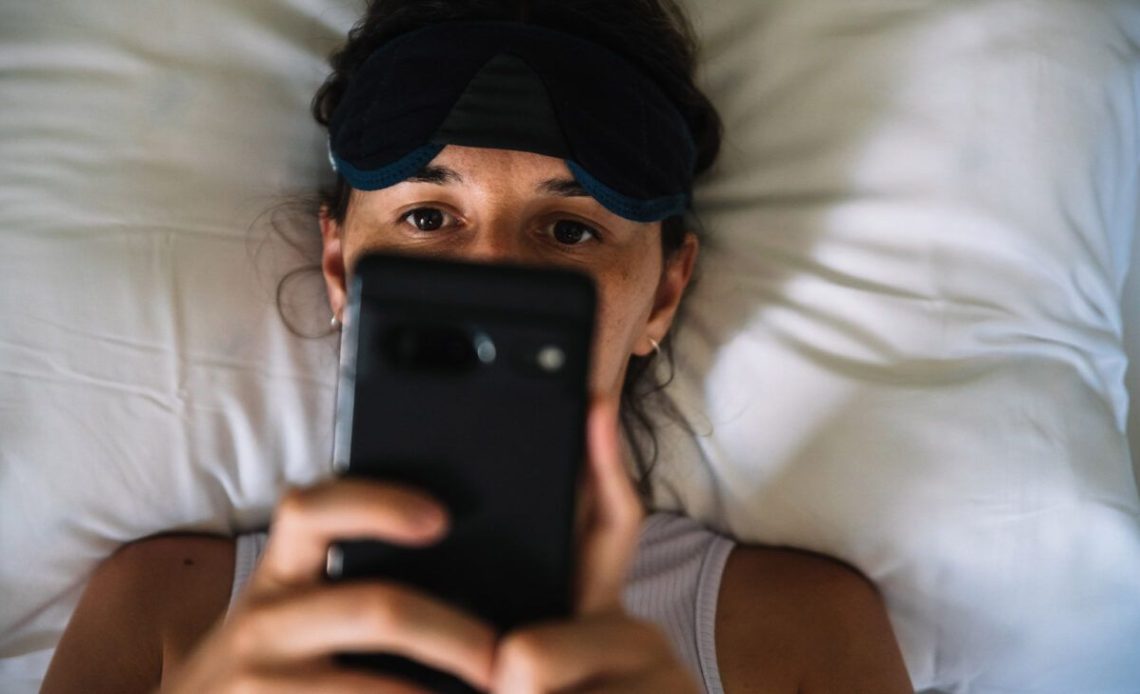 Telefonunuzdan gelen mavi ışık uykunuzu bozar mı?  Ne biliyoruz