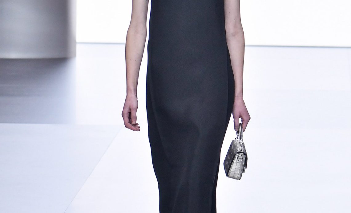 Muhteşemin geleceği;  Fendi, Paris Couture Haftası'nda New Age zarafeti için mükemmel üniformayı sunuyor