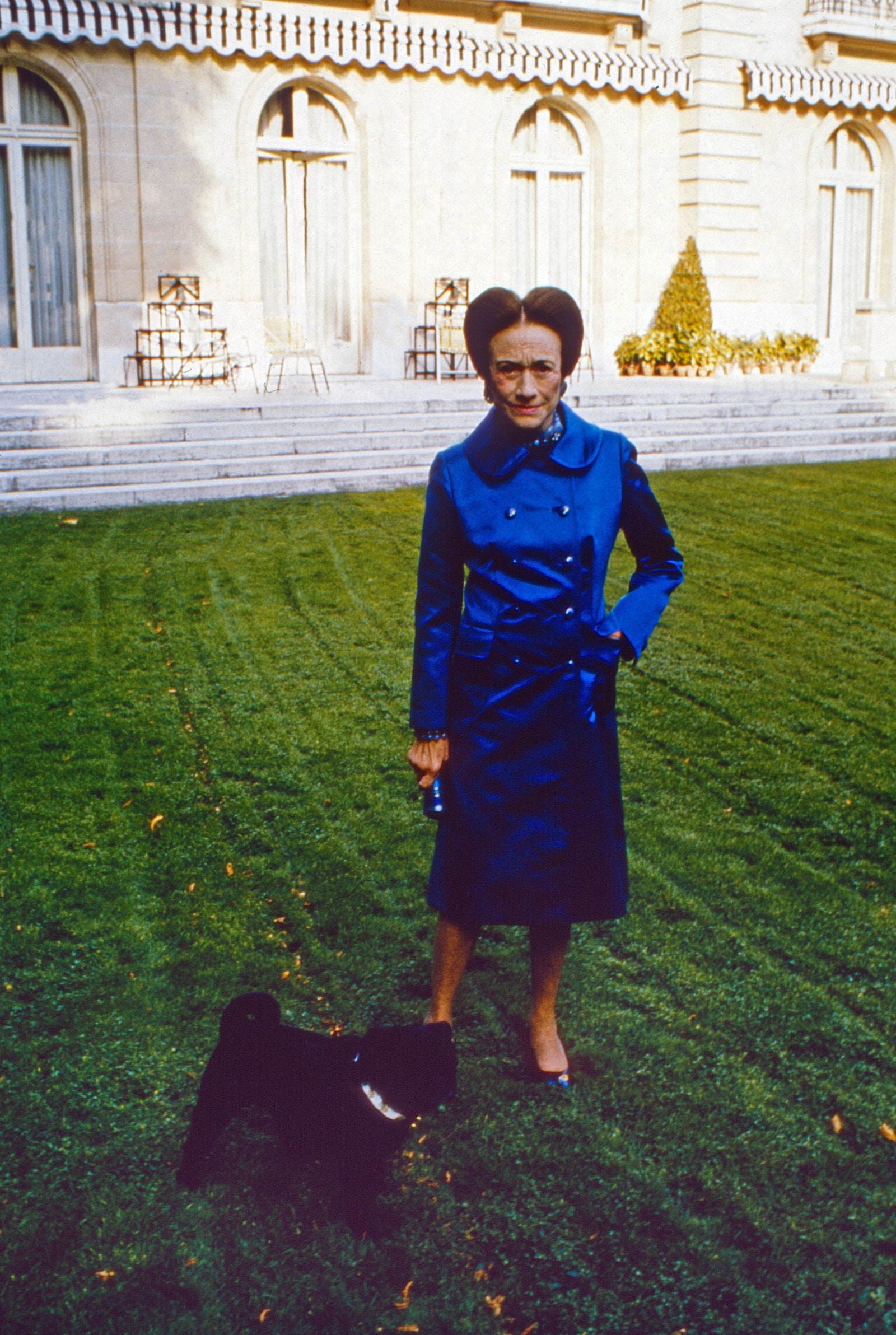 Görüntünün olası içeriği Wallis Simpson Giyim Palto Çim Bitki Yüz Kafa Kişi Fotoğrafçılığı Portre Yetişkin ve Çim