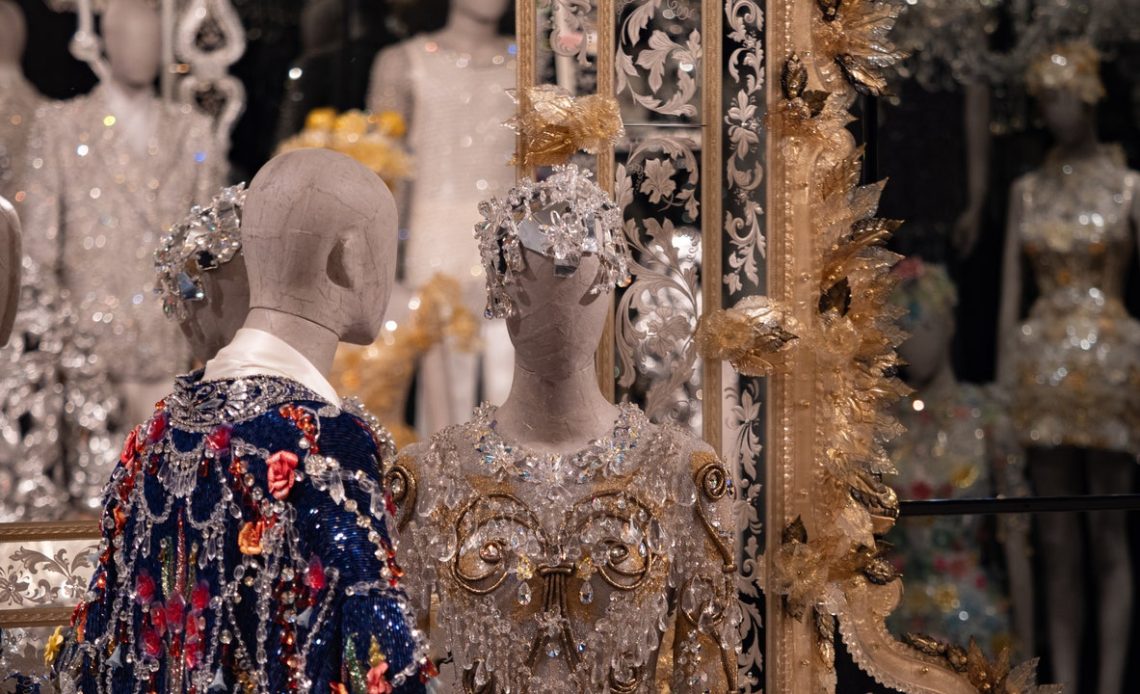 Bu baharda Milano'ya uçmak için başka bir nedene mi ihtiyacınız var?  Tarihi bir kraliyet sarayında düzenlenen bu Dolce & Gabbana Alta Moda sergisi mutlaka görülmeli