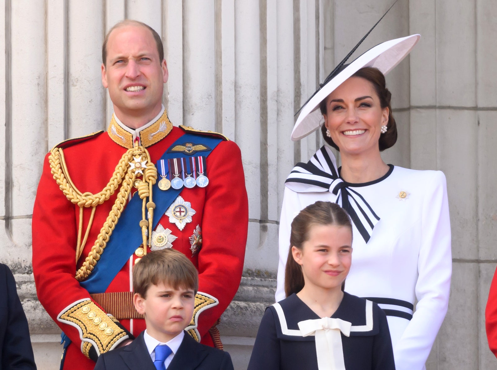 Görüntünün olası içeriği Cambridge Prensi William Dükü Aksesuarları Resmi Giyim Kravat Yetişkin Kişi Genç Kişi ve Memur