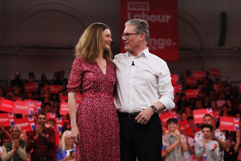 Görüntünün olası içeriği: Keir Starmer, Yetişkin, Kişi, Kol Saati, Konuşma, Aksesuarlar, Gözlük, Takı, Kolye ve Kemer