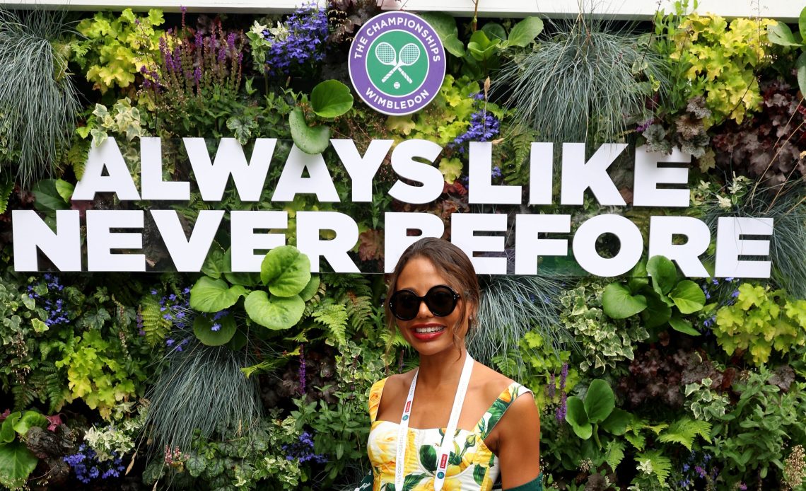 Bathlı Markiz, etkinliğin 2024'ün en iyi giyinen konukları arasına katılarak Wimbledon'daki çiseleyen yağmurlu güne güneşli bir hava katıyor