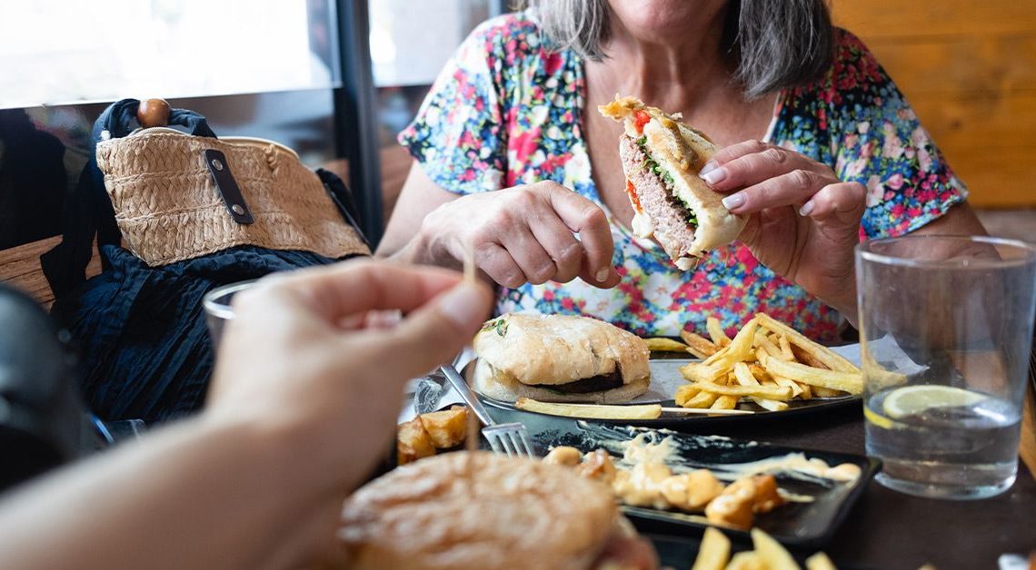 Aşırı işlenmiş gıdalar obeziteyi teşvik eder, ancak Akdeniz diyeti yardımcı olabilir