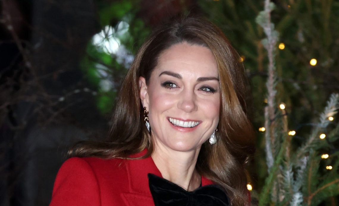 Kate Middleton, klasik McQueen ceketini şenlikli bir aksesuarla güncelledi