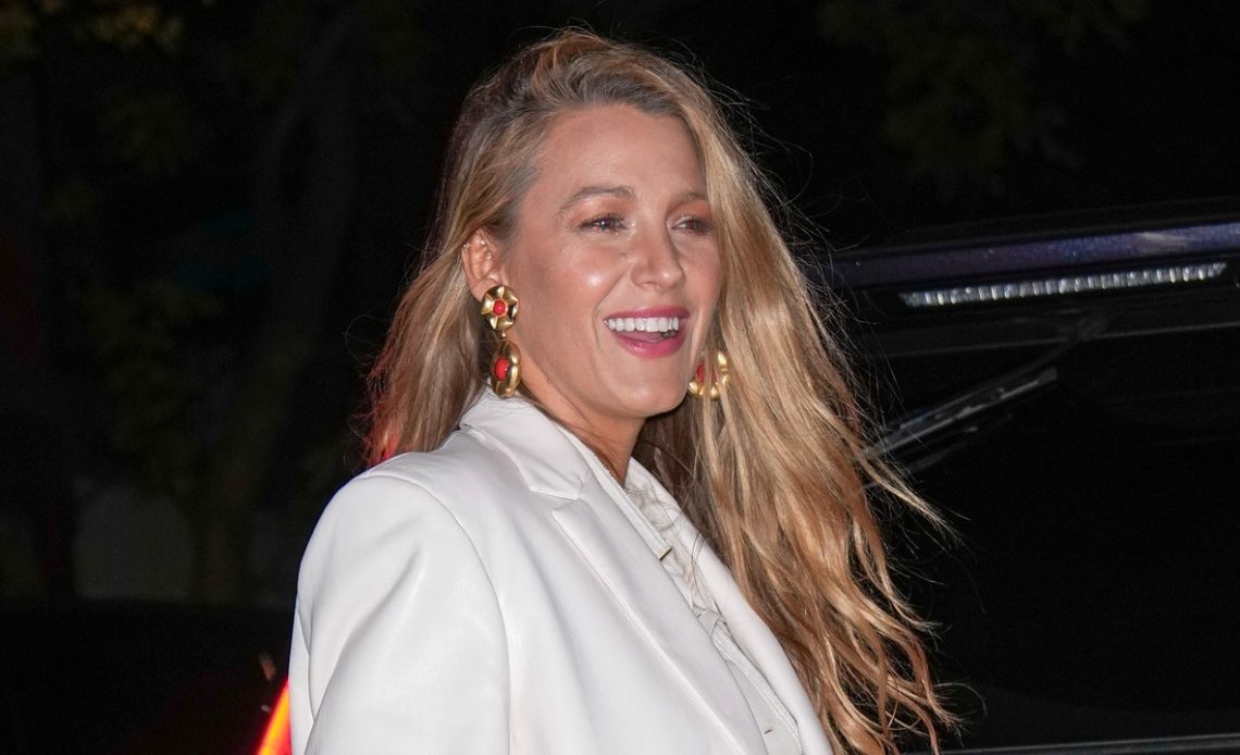 Blake Lively, dev yakut kırmızısı platformlarda “Yerçekimine Meydan Okuyan” için yer açtı