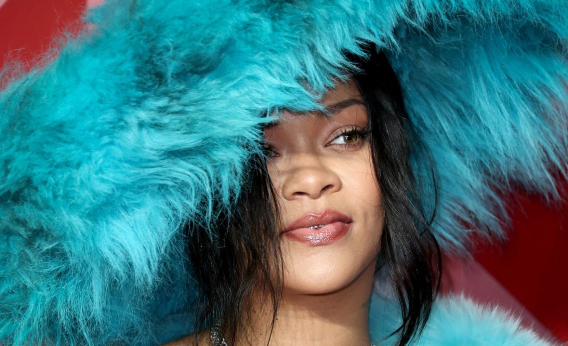 Rihanna'nın büyük şapkası ve minik korsesi yılın en güzel görünümü