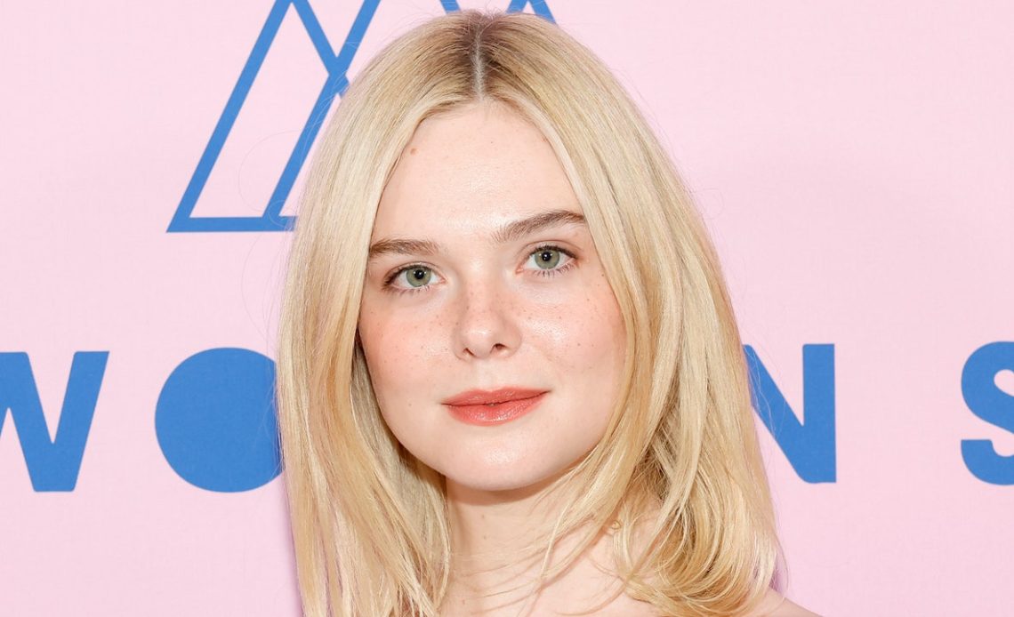 Elle Fanning'in resmi örgüleri parti sezonu için en üst düzey kabarıklıktır