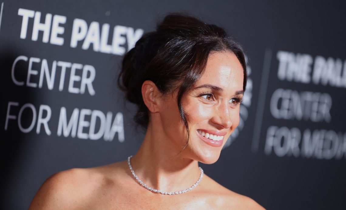 Meghan Markle küpesiz küpeleri yeni kolyesiz takı trendi haline getiriyor