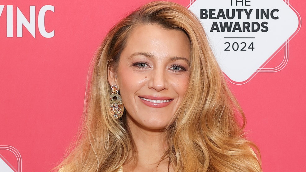 Blake Lively Bir Çubuk Tereyağı Gibi Görünüyor (Ücretsiz)