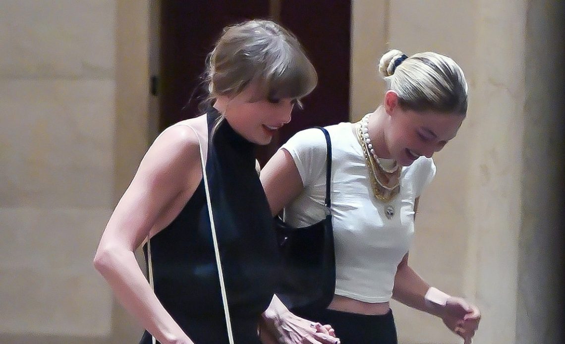 Taylor Swift ve Gigi Hadid, New York'ta akşam yemeğine çıkarken son derece karanlık ve kadınsı görünüyorlardı