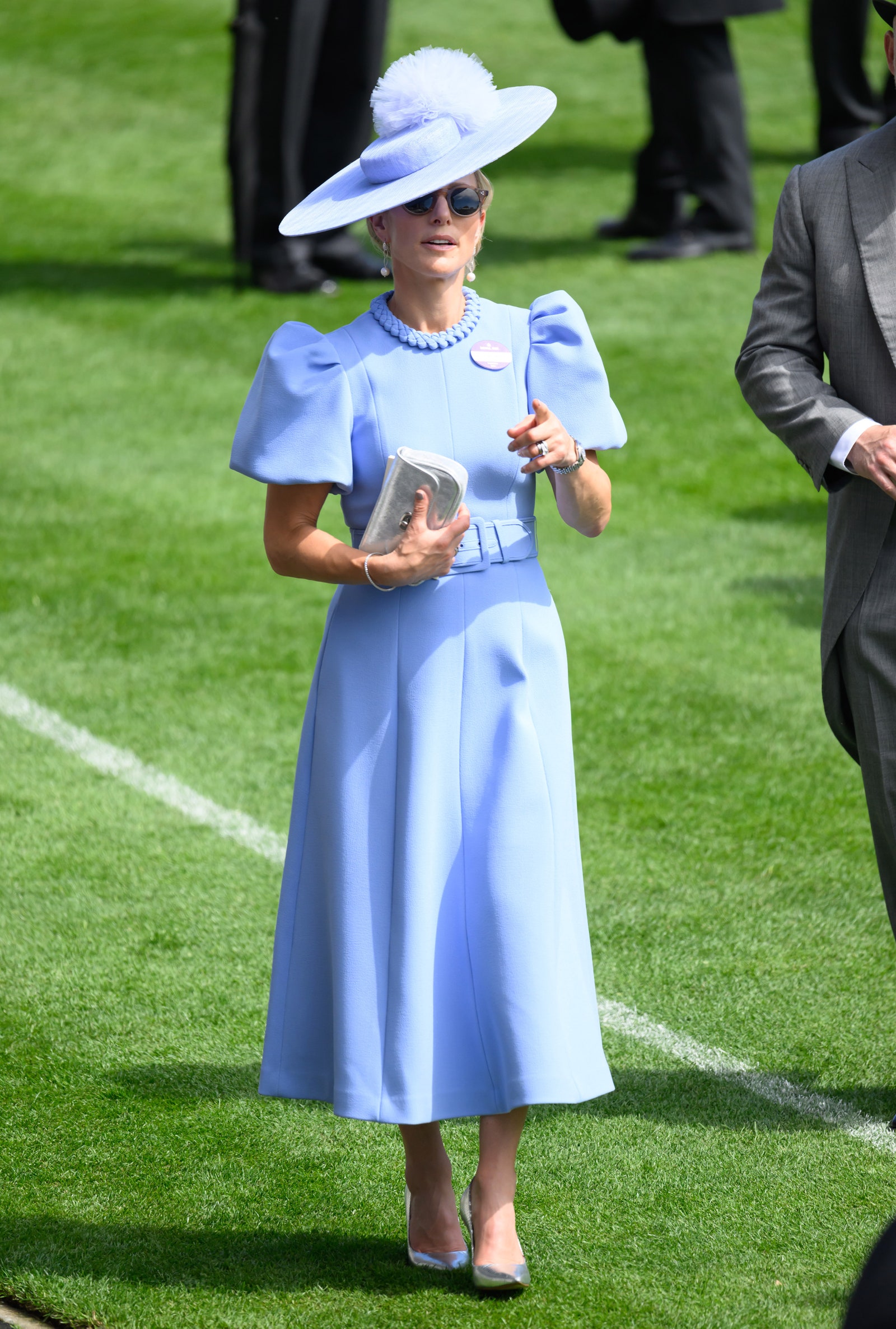 Görüntünün olası içeriği Zara Tindall Kişi Yetişkin Giyim Şapka Ayakkabı Yüksek Topuk Ayakkabı Aksesuarları Bileklik ve Takı