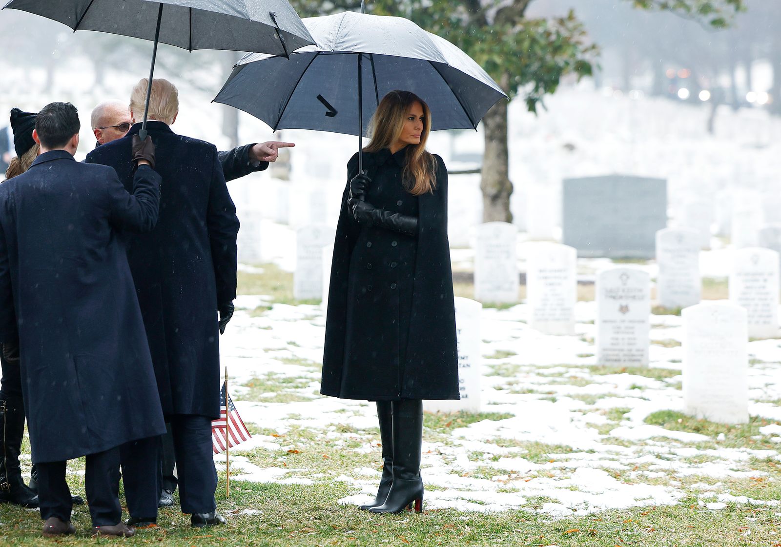 Resim Melania Trump Giyim Giyim Eldiveni Ceket Yetişkin Kişi Ayakkabı Ayakkabı Şapkası Mezarlık ve Dış Havada