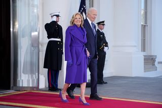 Resim Joe Biden Jill Biden Kişi Giyim Giyim Eldiveni Eldiven Ayakkabı Yüksek Topuk Ayakkabı Yetişkin Şapkası ve Aksesuarları