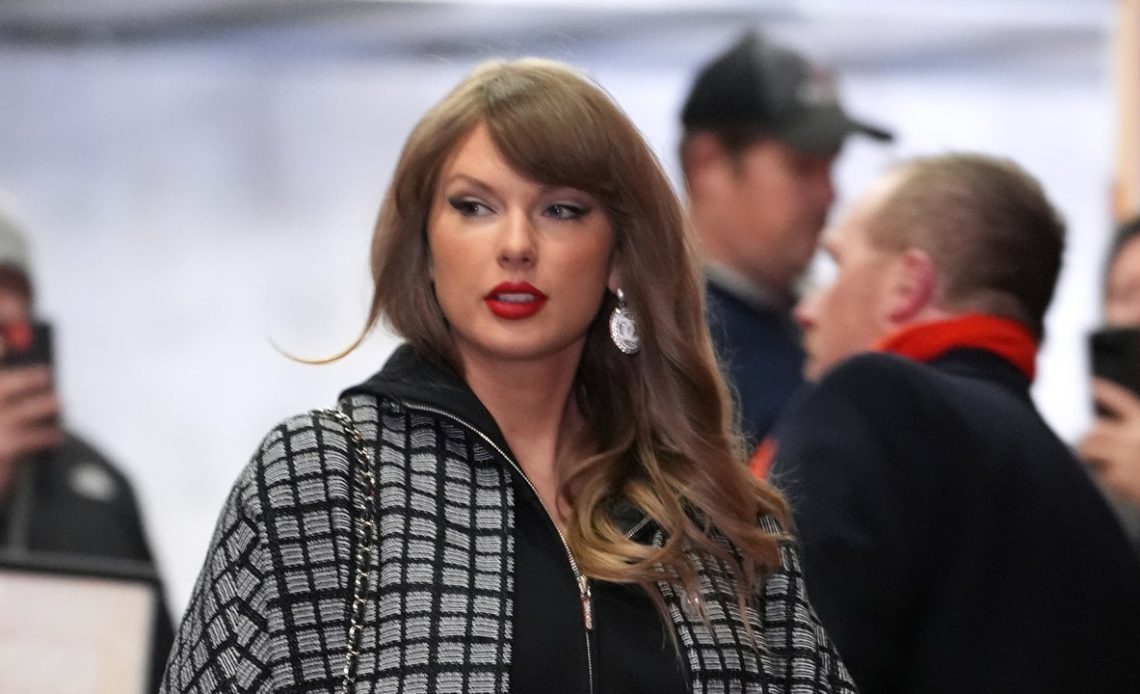 Bir Taylor Swift hayranı, Chiefs'in Teksaslılar'a karşı oynayacağı play-off maçındaki kıyafetini doğru tahmin etti