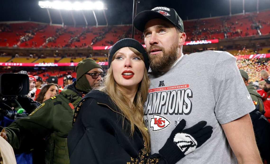 Taylor Swift hayranları Travis Kelce'yi yeni dönemleri "Bölümü" için suçluyor