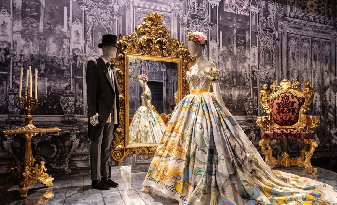 Bu sezon Paris'e gitmek için başka bir nedene mi ihtiyacınız var? Tarihi Grand Palais'te düzenlenen bu Dolce & Gabbana Alta Moda Sergisi mutlaka görülmeli