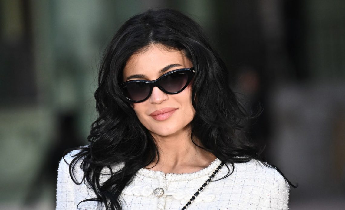 Kylie Jenner'ın klasik bir Chanel takımını bir hasat çatısına dönüştürmek için bırakmasına izin verin