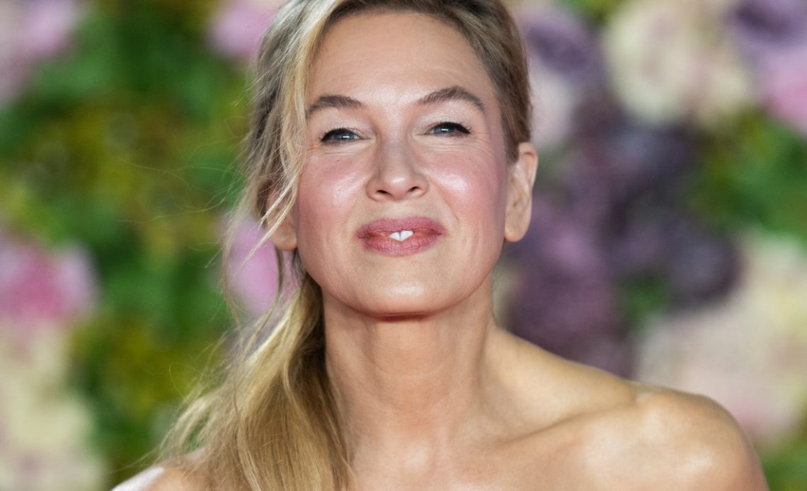 Renée Zellweger, tıpkı 2001'de 2001'de olduğu gibi kırmızı halıda vintage couture giydi