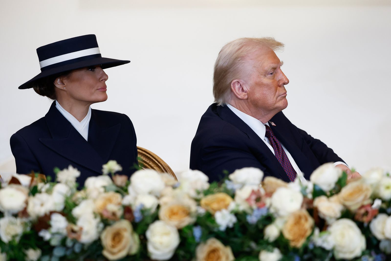 Resim Donald Trump Melania Trump Aksesuarları Resmi Giyim Kravat Giyim Şapkası Kişisi ve Çiçeği içerebilir