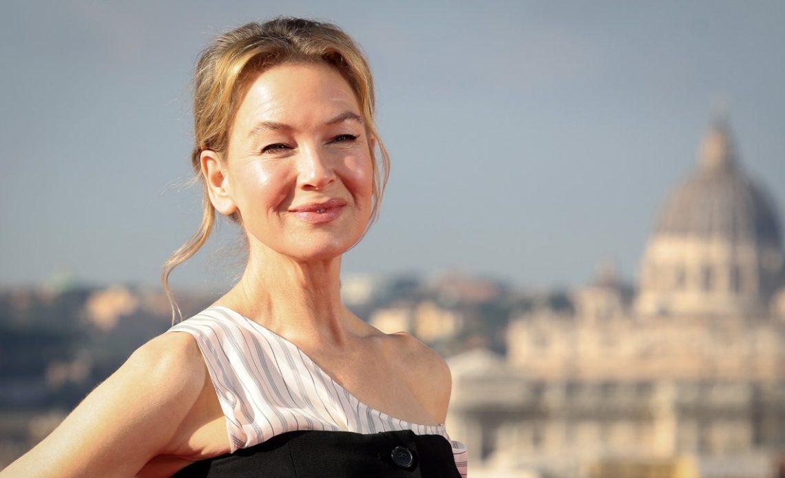 Renée Zellweger pantolon üzerine bir elbise katıyor ve aslında bahar için çok tatlı