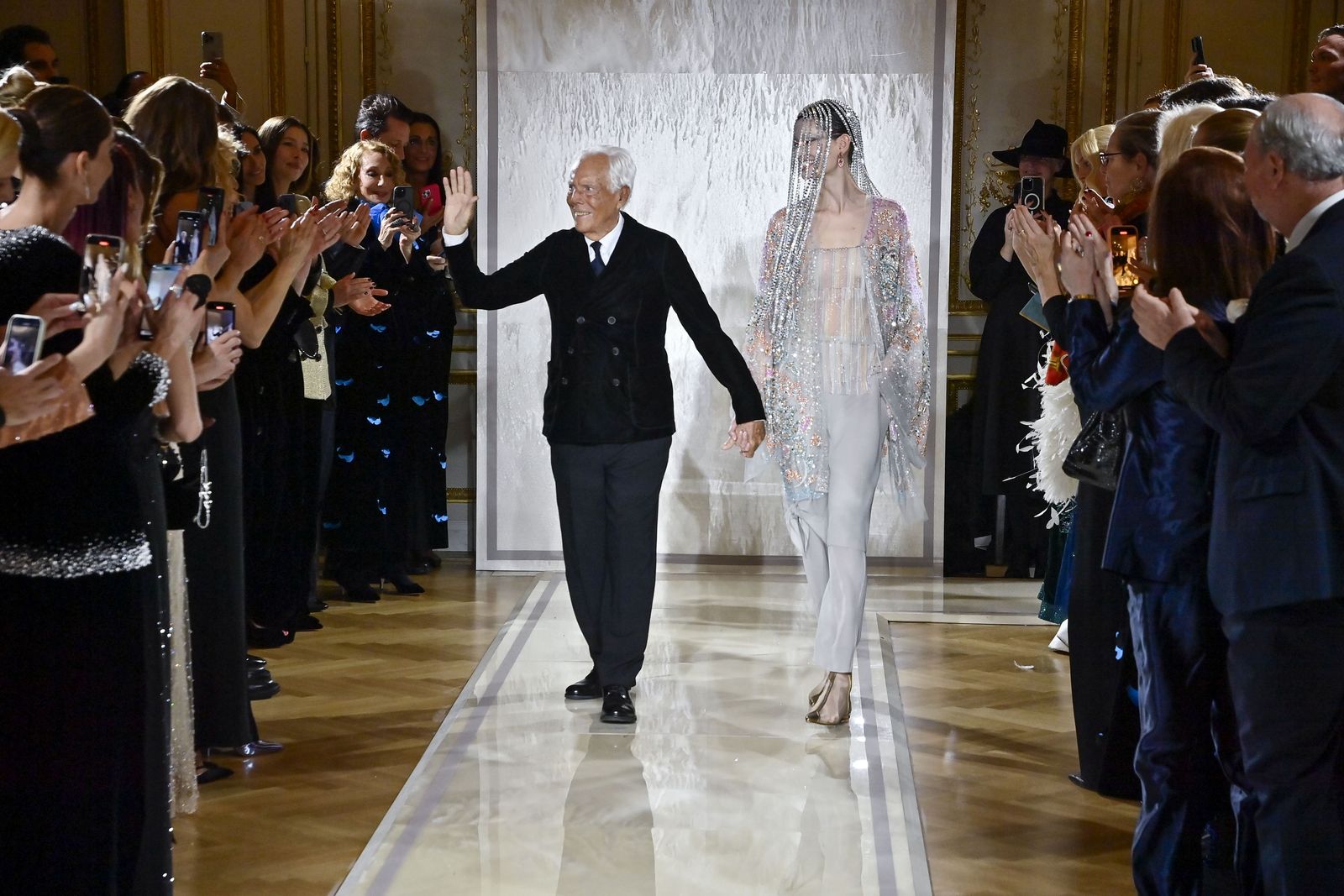 Resim Giorgio Armani Marisa Berenson Giyim Ayakkabı Ayakkabı Yetişkin Kişi Düğün ve Elektronik içerebilir