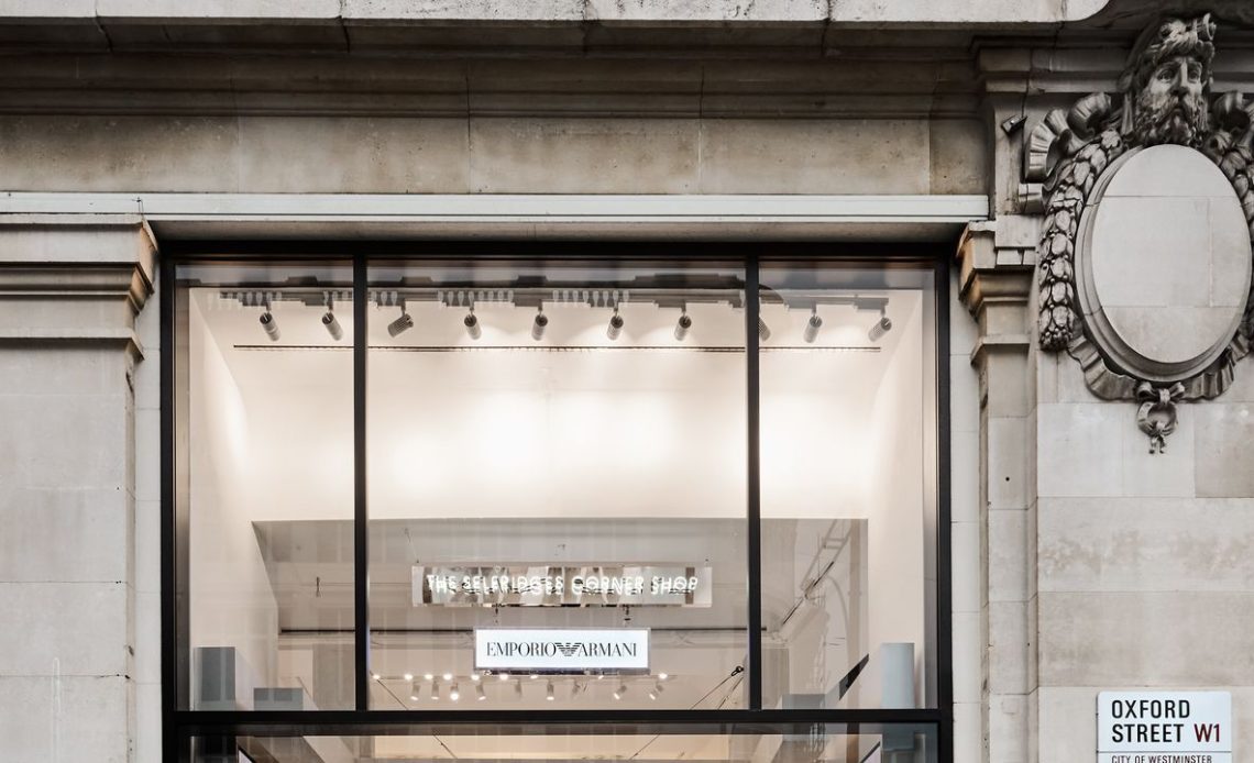 Emporio Armani yeni bir zorunluluklu pop-up mağazasıyla Selfridges'e geldiğinde İtalyan zarafeti Oxford Street'e gidiyor